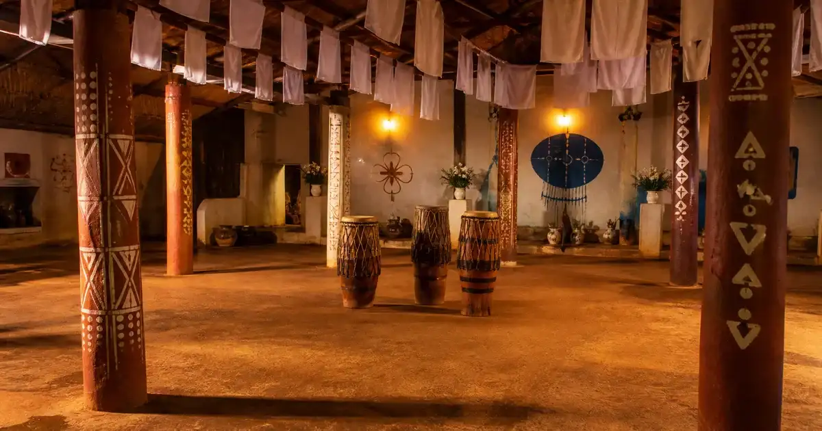 Barracão de Candomblé: A Arquitetura Sagrada e Seus Significados